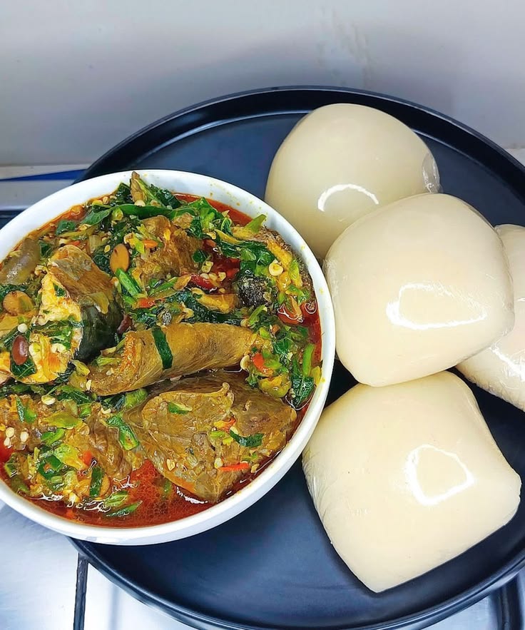 Vegetable soup & white fufu